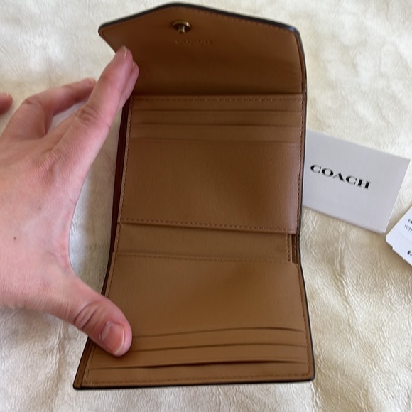 NWT Coach Wyn Wallet - Picture 3 of 4